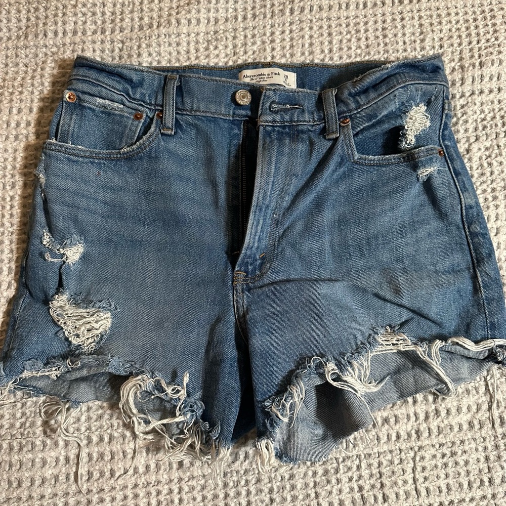 Abercrombie 4 inch high rise mom short.